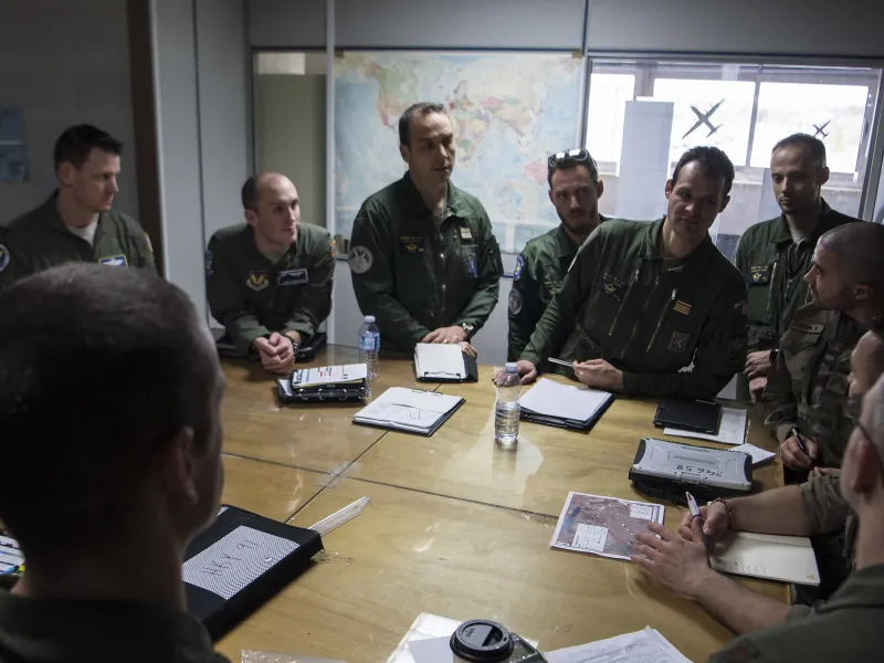 Équipages réunis pour un briefing avant mission sur la base aérienne d'Orléans-Bricy